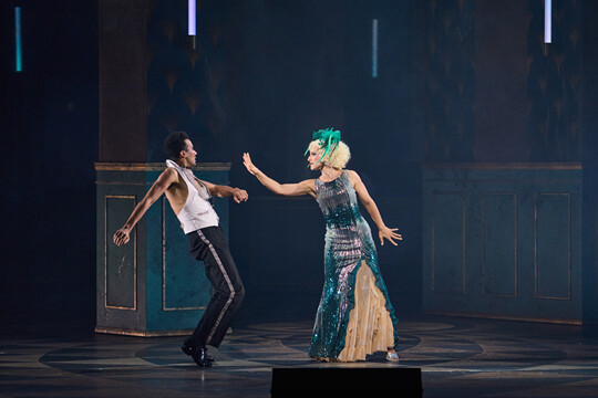 Katta klitorisli porno U pornografik edi va külotsiz yurardi.